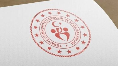 Beyaz bir kâğıdın üzerinde, kırmızı renkte yuvarlak bir resmi mühür bulunuyor. Mührün ortasında iki stilize insan figürü, onların üzerinde bir hilal ve yıldız yer alıyor. Dış çemberde “Türkiye Cumhuriyeti Gençlik ve Spor Bakanlığı” yazısı bulunuyor. Çemberin kenarları yıldız motifleri ve halat biçimli bir desenle çevrelenmiş. Mühür, resmi bir devlet kurumuna ait olduğunu gösteren sade ve belirgin bir tasarıma sahip.