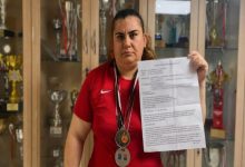 Görme engelli milli halterci Bircan Şimşek, elinde belge tutuyor.