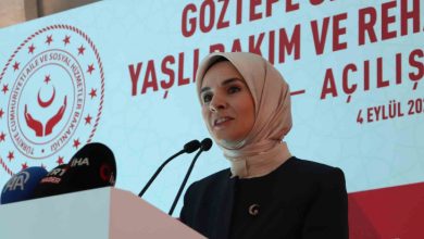 Aile ve Sosyal Hizmetler Bakanı Mahinur Özdemir Göktaş, açılış töreninde konuşuyor.