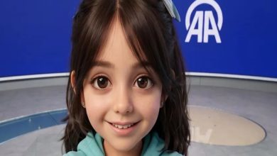 İşitme engelli çizgi film karakteri Gigi ve AA amblemi arka fonda görünüyor.