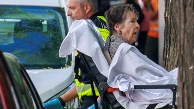 Kiracı olarak yaşayan, 87 yaşındaki yüzde 50 engelli Mari Carmen sedyeyle tahliye ediliyor.