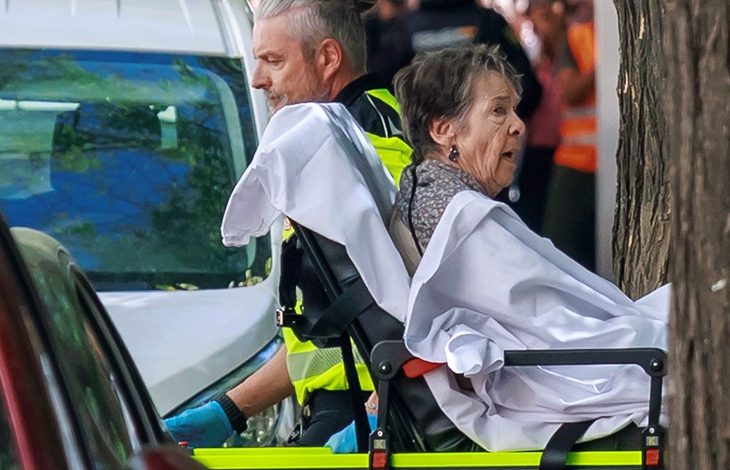 Kiracı olarak yaşayan, 87 yaşındaki yüzde 50 engelli Mari Carmen sedyeyle tahliye ediliyor.