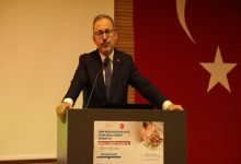 TBMM Engelli Bireylerin Sorunlarını Araştırma Komisyonu Başkanı Dr. Mehmet Muharrem Kasapoğlu, kürsüde konuşma yapıyor.