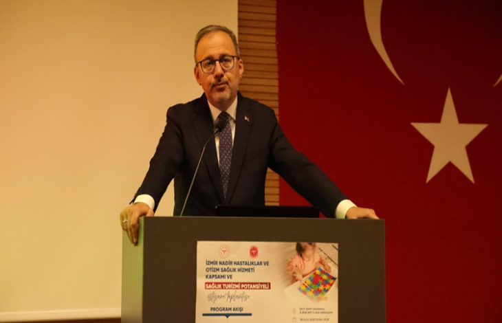 TBMM Engelli Bireylerin Sorunlarını Araştırma Komisyonu Başkanı Dr. Mehmet Muharrem Kasapoğlu, kürsüde konuşma yapıyor.
