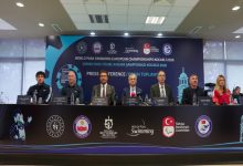 Kocaeli 2026 Avrupa Para Yüzme Şampiyonasının Basın Toplantısında, sporcular ve yöneticiler bulunuyor.