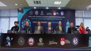Kocaeli 2026 Avrupa Para Yüzme Şampiyonasının Basın Toplantısında, sporcular ve yöneticiler bulunuyor.