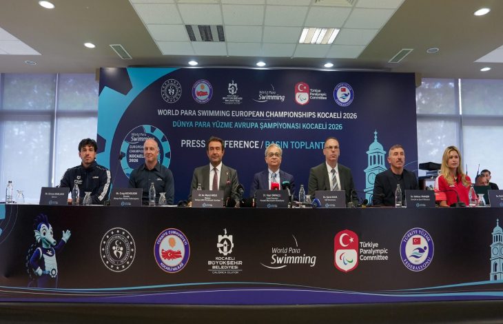 Kocaeli 2026 Avrupa Para Yüzme Şampiyonasının Basın Toplantısında, sporcular ve yöneticiler bulunuyor.