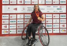 Milli Sporcusu Narin Uluç bronz madalya ile poz veriyor.