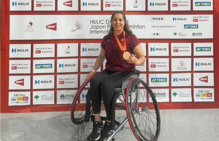 Milli Sporcusu Narin Uluç bronz madalya ile poz veriyor.