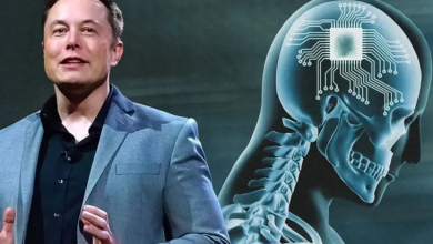 Görselin üst bölümünde iki kısımdan oluşan fütüristik bir sunum görüntüsü yer alıyor. Sol tarafta açık mavi ceket ve siyah gömlek giymiş olan Elon Musk, ellerini konuşurken göğüs hizasında hareket ettirerek doğrudan ileriye doğru bakıyor. Sağ tarafta ise insan başı ve boyun anatomisini gösteren yarı saydam, mavi tonlarda üç boyutlu bir röntgen/iskelet grafiği görülüyor; bu çizimde kafatasının içine yerleştirilmiş, çevresine devre yolları uzanan parlayan kare şeklinde bir mikroçip implantı temsil ediliyor.