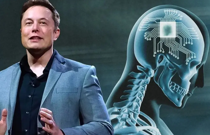 Görselin üst bölümünde iki kısımdan oluşan fütüristik bir sunum görüntüsü yer alıyor. Sol tarafta açık mavi ceket ve siyah gömlek giymiş olan Elon Musk, ellerini konuşurken göğüs hizasında hareket ettirerek doğrudan ileriye doğru bakıyor. Sağ tarafta ise insan başı ve boyun anatomisini gösteren yarı saydam, mavi tonlarda üç boyutlu bir röntgen/iskelet grafiği görülüyor; bu çizimde kafatasının içine yerleştirilmiş, çevresine devre yolları uzanan parlayan kare şeklinde bir mikroçip implantı temsil ediliyor.