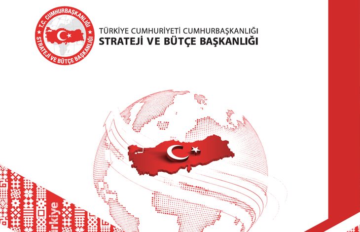 Kırmızı-beyaz tonlarda hazırlanmış resmi bir görselde, Türkiye haritası üzerinde ay-yıldız simgesi ve arka planda soluk bir dünya küresi bulunuyor. Sol üstte “T.C. Cumhurbaşkanlığı Strateji ve Bütçe Başkanlığı” mührü yer alıyor.