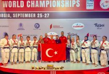 Para Judo Millî Takımımız ve teknik kadro Türk bayrağı açarak törende poz veriyor.