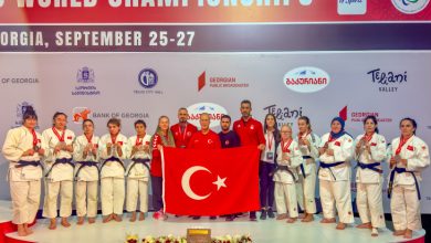 Para Judo Millî Takımımız ve teknik kadro Türk bayrağı açarak törende poz veriyor.