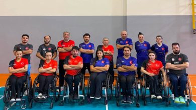 Türkiye Para Masa Tenisi Milli Takımımız ile Brezilya Para Masa Tenisi A Milli Takımı spor salonunda poz veriyor.