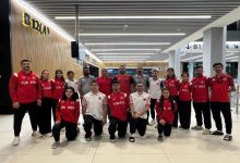 Para Taekwondo Milli Takımımız ve teknik heyet havaalanı içinde poz veriyor.