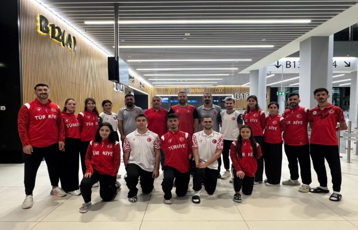 Para Taekwondo Milli Takımımız ve teknik heyet havaalanı içinde poz veriyor.