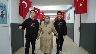 Görselin üst bölümünde, bir okul koridorunda tavandan asılı Türk bayraklarının altında el ele tutuşarak ileriye doğru yürüyen anne Zeynep Bitirgan ve ikiz oğulları Talip ile Resul yer alıyor. Ortada başörtülü ve bej tonlarında uzun trençkot giymiş olan anne, iki yanındaki oğullarının ellerini tutarak objektife gülümsüyor. Sağ ve sol taraftaki ikiz gençlerin üzerinde göğüs kısmında okul arması ve "Zafer Özel Eğitim Meslek Okulu" yazısı bulunan siyah kapüşonlu sweatshirtler ve siyah eşofman altları bulunuyor. Beyaz fayans kaplı aydınlık koridorun duvarlarında bilgilendirici afişler ve asılı Türk bayrakları sıralanıyor. Görselin alt kısmındaki mor şerit üzerinde beyaz, kalın harflerle Türkçe olarak: "Samsunlu Anne, 16 Yıldır Otizmli ve Zihinsel Engelli İkizleri İçin Mücadele Ediyor" başlığı; hemen altında ise yasadikca.com internet sitesi adresi ile platformun beyaz renkli kanat logolu amblemi bulunuyor.