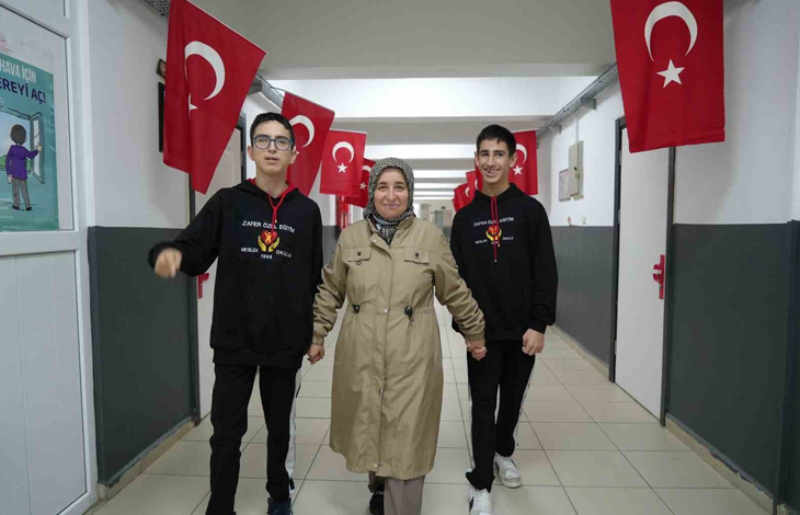 Görselin üst bölümünde, bir okul koridorunda tavandan asılı Türk bayraklarının altında el ele tutuşarak ileriye doğru yürüyen anne Zeynep Bitirgan ve ikiz oğulları Talip ile Resul yer alıyor. Ortada başörtülü ve bej tonlarında uzun trençkot giymiş olan anne, iki yanındaki oğullarının ellerini tutarak objektife gülümsüyor. Sağ ve sol taraftaki ikiz gençlerin üzerinde göğüs kısmında okul arması ve "Zafer Özel Eğitim Meslek Okulu" yazısı bulunan siyah kapüşonlu sweatshirtler ve siyah eşofman altları bulunuyor. Beyaz fayans kaplı aydınlık koridorun duvarlarında bilgilendirici afişler ve asılı Türk bayrakları sıralanıyor. Görselin alt kısmındaki mor şerit üzerinde beyaz, kalın harflerle Türkçe olarak: "Samsunlu Anne, 16 Yıldır Otizmli ve Zihinsel Engelli İkizleri İçin Mücadele Ediyor" başlığı; hemen altında ise yasadikca.com internet sitesi adresi ile platformun beyaz renkli kanat logolu amblemi bulunuyor.