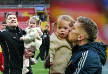 Kayserispor futbolcusu ve baba Semih Güler, kucağında down sendromlu kızı Defne Güler ile birlikte sahada sıcak ve sevgi dolu bir an paylaşıyor. Semih Güler’in koruyucu ve gururlu duruşu, Defne’nin huzurlu ifadesiyle birleşerek güçlü bir baba–kız bağı hissi uyandırıyor.