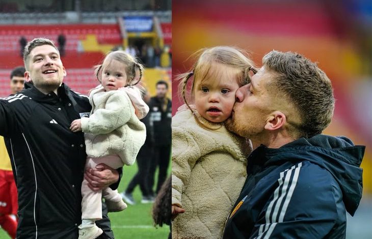 Kayserispor futbolcusu ve baba Semih Güler, kucağında down sendromlu kızı Defne Güler ile birlikte sahada sıcak ve sevgi dolu bir an paylaşıyor. Semih Güler’in koruyucu ve gururlu duruşu, Defne’nin huzurlu ifadesiyle birleşerek güçlü bir baba–kız bağı hissi uyandırıyor.