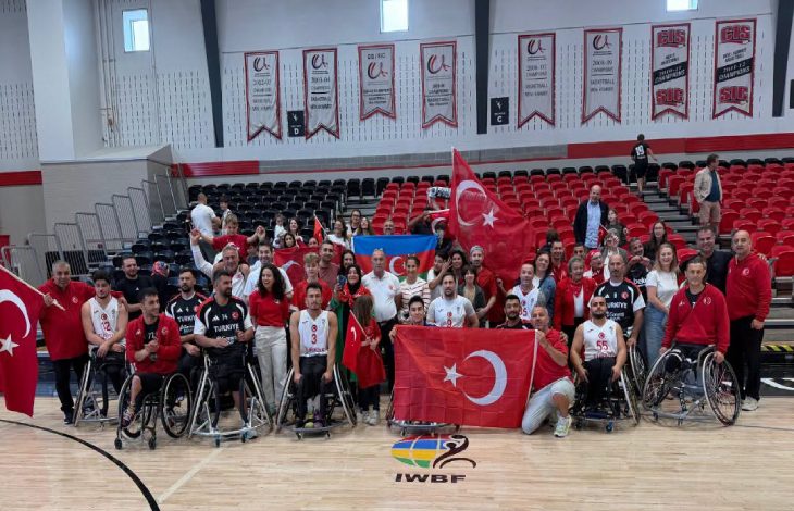 Kadrajın merkezinde, tekerlekli sandalyedeki Türkiye milli takım oyuncuları ve teknik ekip yer alıyor.