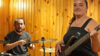 Ahşap kaplı bir stüdyo duvarı önünde müzik yapan bir kadın ve bir erkek görülüyor. Sağda duran siyah askılı bluzlu kadın hafifçe gülümseyerek bas gitar çalarken, solda siyah tişörtlü sakallı erkek bateri başında bagetleriyle çalmaya hazır halde kameraya bakıyor.