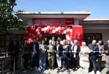 Aile ve Sosyal Hizmetler Bakanı Mahinur Özdemir Göktaş ile katılımcılar Nefes Merkezi’nin kurdelesini kesiyor.