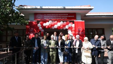 Aile ve Sosyal Hizmetler Bakanı Mahinur Özdemir Göktaş ile katılımcılar Nefes Merkezi’nin kurdelesini kesiyor.