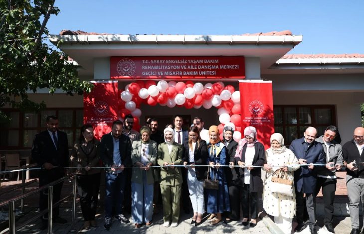 Aile ve Sosyal Hizmetler Bakanı Mahinur Özdemir Göktaş ile katılımcılar Nefes Merkezi’nin kurdelesini kesiyor.