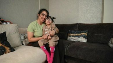 Anne Fulya Hasarıcı Bolat, kızı Ekinsu Bolat'ı kucağında tutarak poz veriyor.