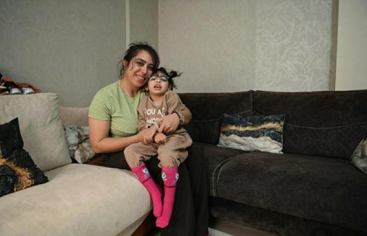 Anne Fulya Hasarıcı Bolat, kızı Ekinsu Bolat'ı kucağında tutarak poz veriyor.