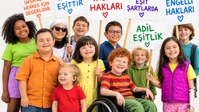 Çocuklar ve bir yetişkin, beyaz arka planda yan yana duruyor. Her biri renkli kartonlar tutuyor. Kartonlarda “eşitlik”, "engelli hakları, "adil eşitlik", “insan hakları”, “herkes eşit şartlarda” gibi kapsayıcı ve eşitlik vurgulu mesajlar yazıyor. İçlerinde tekerlekli sandalyede oturan bir çocuk da var; tüm grup gülümseyerek birlikte duruyor.