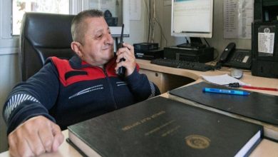 Cam kemik hastası Yaşar Karaduman santral ofisinde telsizle konuşuyor.