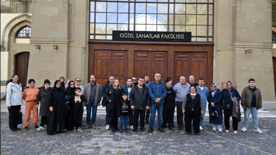 Görselin üst bölümünde, Trakya Üniversitesi Güzel Sanatlar Fakültesi'nin tarihi taş binası önündeki Arnavut kaldırımlı alanda yan yana durarak toplu hatıra fotoğrafı çektiren Çatalcalı engelli gençler, refakatçileri ve proje görevlileri yer alıyor. Geniş bir grup halinde dizilen katılımcıların arkasında, büyük ahşap çift kanatlı kapılar ve üzerinde beyaz harflerle "GÜZEL SANATLAR FAKÜLTESİ" yazan siyah tabela ile kemerli tarihi taş mimari detayları görülüyor. Günlük ve spor kıyafetleriyle kameraya gülümseyen gençler ve aileleri gezi etkinliğinin keyfini paylaşıyor.