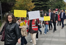 Görselin üst bölümünde, bir cadde üzerinde yürüyüş düzenleyen kalabalık bir grup yer almaktadır. Gruptakiler ellerinde "Engel Fizikte Değil Yürektedir" ve "En Büyük Engel Sevgisizliktir" yazılı pankartlar taşırken, bazı görme engelli katılımcılar beyaz bastonlarıyla yürüyüşe eşlik etmektedir.
