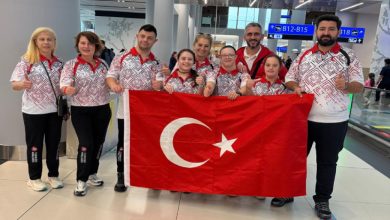 Down Sendromlu Yüzme Millî Takımımız, Dünya Şampiyonası’nda ülkemizi temsil etmek üzere Portekiz’e hareket ederken, sporcularımız ve teknik ekibimiz havalimanında Türk bayrağımızla birlikte objektiflere gurur dolu bir hatıra pozu veriyor.
