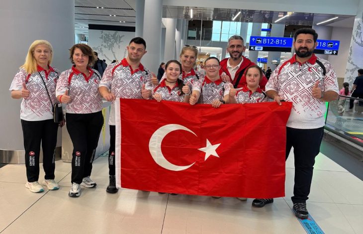 Down Sendromlu Yüzme Millî Takımımız, Dünya Şampiyonası’nda ülkemizi temsil etmek üzere Portekiz’e hareket ederken, sporcularımız ve teknik ekibimiz havalimanında Türk bayrağımızla birlikte objektiflere gurur dolu bir hatıra pozu veriyor.
