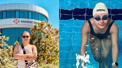 Haklısın, kusura bakma hemen hazırlıyorum!Instagram İçin Alternatif Metin:Görsel ikiye bölünmüş bir kolajdan oluşuyor: Sol tarafta, güneşli bir günde açık alanda poz veren down sendromlu milli sporcu genç kadın yer alıyor. Sporcu; beyaz tek omuz askılı bir bluz, fuşya renkli bir alt ve çapraz taktığı desenli bir çanta ile güneş gözlüğü takmış, kollarını göğsünde kavuşturarak gülümsemektedir. Arka planda yeşil çalılar ve üzerinde kırmızı logosuyla "BAŞKENT ÜNİVERSİTESİ" yazısı bulunan modern kampüs binası görülüyor. Sağ tarafta ise aynı milli sporcu yüzme havuzunda antrenman anında yer alıyor. Başında beyaz renkli "arena" marka yüzücü bonesi, yüzünde mavi çerçeveli yüzücü gözlüğü ve lacivert yüzücü mayosu ile ellerini havuzun kenarına dayamış biçimde suyun içinden kameraya doğru gülümseyerek bakıyor. Arka planda masmavi havuz suyu ve kulvar şeritleri dikkat çekiyor.