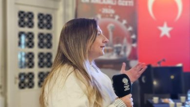 AK Parti Sosyal Politikalar Başkan Yardımcısı Edibe Sinem Ersoy, toplantıda elinde tuttuğu mikrofonla konuşma yapıyor.