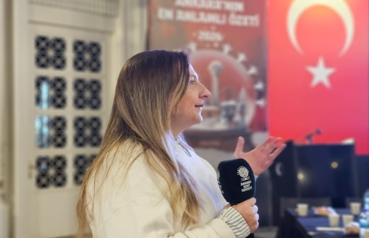 AK Parti Sosyal Politikalar Başkan Yardımcısı Edibe Sinem Ersoy, toplantıda elinde tuttuğu mikrofonla konuşma yapıyor.