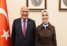 Erzincan Milletvekili Süleyman Karaman ile Aile ve Sosyal Hizmetler Bakanı Mahinur Özdemir Göktaş yan yana bulunuyor.