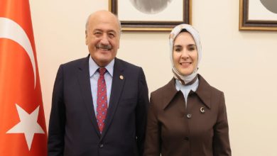 Erzincan Milletvekili Süleyman Karaman ile Aile ve Sosyal Hizmetler Bakanı Mahinur Özdemir Göktaş yan yana bulunuyor.
