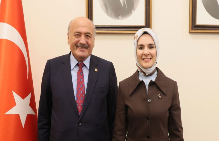 Erzincan Milletvekili Süleyman Karaman ile Aile ve Sosyal Hizmetler Bakanı Mahinur Özdemir Göktaş yan yana bulunuyor.