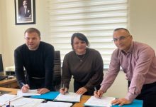 EBYÜ Spor Bilimleri Fakültesi Dekanı Prof. Dr. Fatih Kaya, Dekan Yardımcıları Prof. Dr. Yasemin Çakmak Yıldızhan ve Doç. Dr. Anıl Türkeli, iş birliği ve eğitim protokolünü imzalıyor.