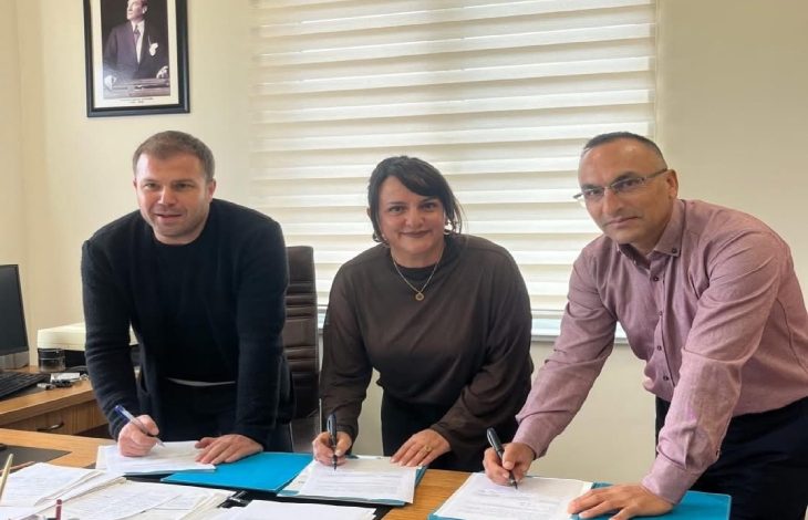 EBYÜ Spor Bilimleri Fakültesi Dekanı Prof. Dr. Fatih Kaya, Dekan Yardımcıları Prof. Dr. Yasemin Çakmak Yıldızhan ve Doç. Dr. Anıl Türkeli, iş birliği ve eğitim protokolünü imzalıyor.