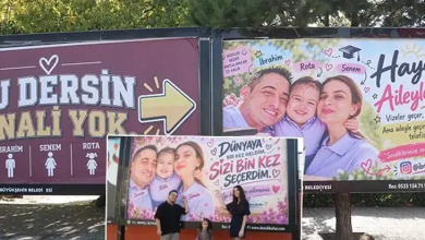 Görselde, sokak üzerindeki reklam panolarına (billboard) asılmış aile fotoğrafları ve bu panoların önünde poz veren mutlu bir aile yer almaktadır. Panoların üzerinde çeşitli sevgi dolu yazılar ve illüstrasyon detayları dikkat çekmektedir.