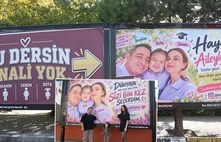 Görselde, sokak üzerindeki reklam panolarına (billboard) asılmış aile fotoğrafları ve bu panoların önünde poz veren mutlu bir aile yer almaktadır. Panoların üzerinde çeşitli sevgi dolu yazılar ve illüstrasyon detayları dikkat çekmektedir.
