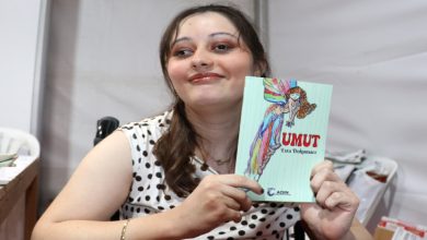 Esra Doğramacı, Umut isimli kitabını elinde tutuyor.