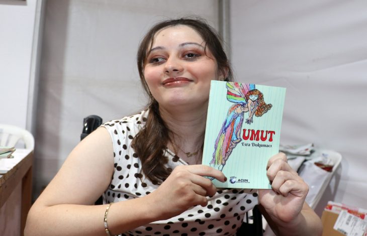 Esra Doğramacı, Umut isimli kitabını elinde tutuyor.